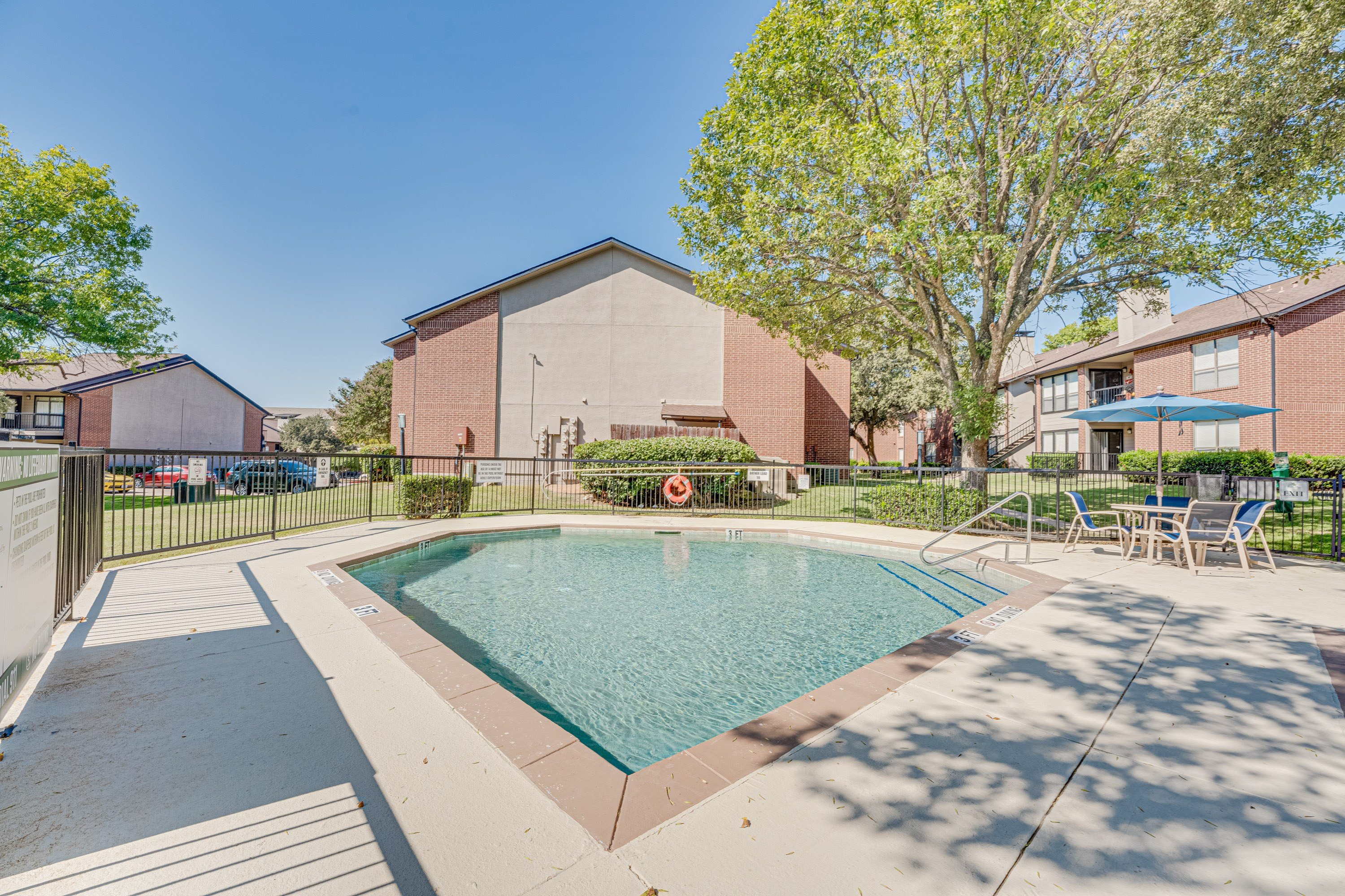 Large Outdoor Pool Area at Bardin Oaks Apartments, Arlington